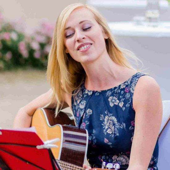 Christin Krause Hochzeitssängerin Solo Gitarre Trauung