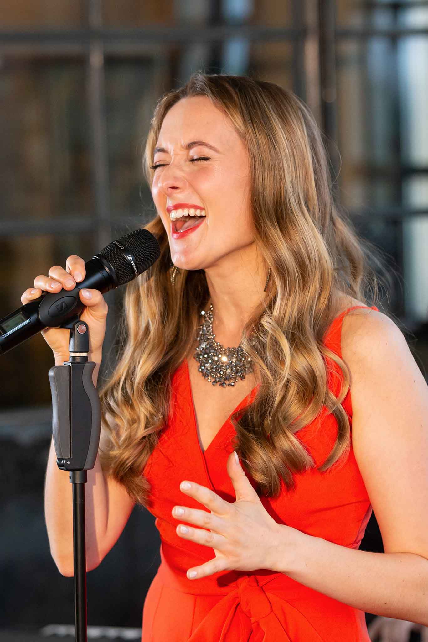 Hochzeitssängerin Jasmin Graff singt energetsich in ein Mikrofon