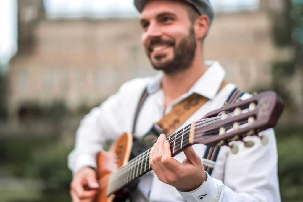 Der Gitarrist Gianluca Calivà spielt auf seiner Gitarre.